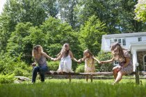 Сім'я грає в зеленому саду влітку . — стокове фото