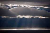 La lumière du soleil descend à travers les nuages dans le parc national du Kamai, Alaska, États-Unis — Photo de stock