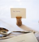 Primer plano de la configuración del lugar con etiqueta de nombre para la mesa en el banquete de boda . - foto de stock
