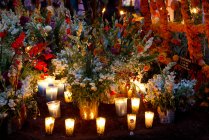 Flowers and candles decorations on cemetery while Day of the Dead celebration — Stock Photo