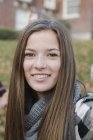 Retrato de menina adolescente de cabelos longos no cachecol ao ar livre — Fotografia de Stock