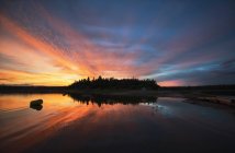 Coucher de soleil reflétant sur la surface du lac au Canada — Photo de stock