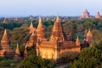 Antike Stupas in der archäologischen Stätte von Bagan, Myanmar — Stockfoto