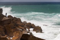 Pêcheur debout sur les rochers de la côte atlantique . — Photo de stock