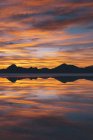 Drammatica formazione di nubi che si riflette nelle acque poco profonde di Bonneville Salt Flats, Utah — Foto stock
