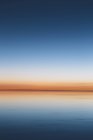 Horizon attraverso la superficie allagata di Bonneville Salt Flats nello Utah, USA . — Foto stock