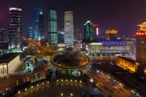 Круговое движение Lujiai Traffic Circle с возвышенным пешеходным променадом ночью в Шанхае, Китай — стоковое фото