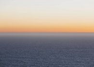 Pazifische Meeresoberfläche bei Sonnenuntergang an der kalifornischen Küste. — Stockfoto