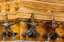 Vista detalhada das estátuas na fachada do Grand Palace, Bangkok, Tailândia — Fotografia de Stock