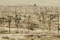 Насосы работающей нефтяной промышленности на месторождении Мидуэй-Сансет в Калифорнии, США — стоковое фото