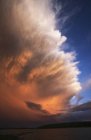 Alta formación de nubes con nubes de tormenta que reflejan la luz del sol sobre el lago en Canadá . - foto de stock