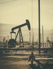 Bombas de trabalho da indústria de petróleo no campo de petróleo Midway-Sunset na Califórnia, EUA — Fotografia de Stock