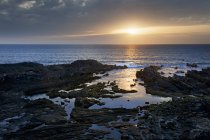Мальовничим видом через морський пейзаж і скелясті берегової лінії атлантичних на заході сонця. — стокове фото