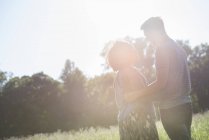 Homem e mulher de frente um para o outro e falando à luz do sol no verão — Fotografia de Stock