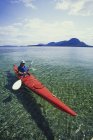 Homme en kayak de mer en eau calme au large de Ketchikan, Alaska, USA . — Photo de stock