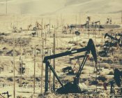 Bombas de trabalho da indústria de petróleo no campo de petróleo Midway-Sunset na Califórnia, EUA — Fotografia de Stock