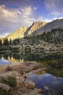Vista panoramica sulla valle del bacino di Albion e sulle montagne Wasatch con paesaggio della foresta nazionale nello Utah . — Foto stock