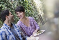 Casal no café da cidade olhando um para o outro enquanto tendo refeição . — Fotografia de Stock