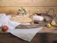 Table rustique servie avec pain, pommes et fromage cottage . — Photo de stock