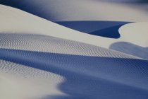 Mesquite Dunes plates avec motif de lumière naturelle sur sable, Californie, USA . — Photo de stock