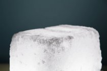 Деталь кубика льоду на сірому фоні, крупним планом . — стокове фото