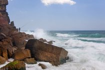 Хвиль на березі з риболовлі людина на Атлантичного узбережжя Португалії. — стокове фото