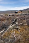 Broken fencing on grassland and barn in Green River Lakes area, Wyoming, USA. — Stock Photo