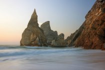 Ursa Strand an der Atlantikküste mit dramatischer Felsformation in Portugal. — Stockfoto