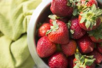 Schüssel mit frisch gepflückten Bio-Erdbeeren. — Stockfoto