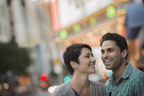 Мужчина и женщина смеются на городской улице . — стоковое фото
