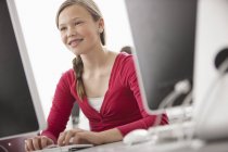 Teenager-Mädchen arbeitet im Computerlabor Schulzimmer — Stockfoto