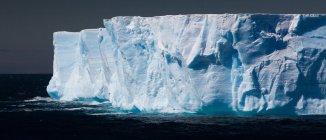 Мальовничим видом з плаваючою айсберг у воді Антарктиди — стокове фото