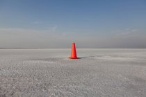Single traffic cone vehicle marker on salt flats on Bonneville, Utah, USA — Stock Photo