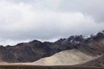 Сніг накривав гір і зловісний небо в Долина смерті Національний парк. — стокове фото