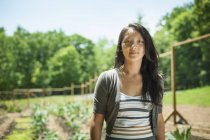 Junge Frau steht auf traditionellem Bauernhof auf dem Land — Stockfoto