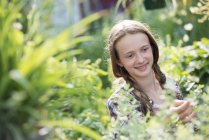 Подростковая девушка, работающая в поле цветочного питомника . — стоковое фото