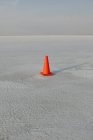 Single traffic cone vehicle marker on salt flats on Bonneville, Utah, USA — Stock Photo