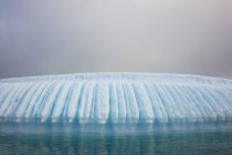 Patrón natural de iceberg a lo largo de la Península Antártica . - foto de stock