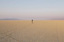 Silhouette des Menschen in der leeren Wüstenlandschaft der schwarzen Felswüste, Nevada. — Stockfoto