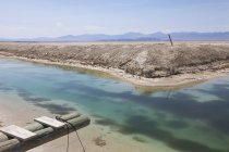 Canal industrial e água no deserto ao entardecer em Nevada, EUA . — Fotografia de Stock