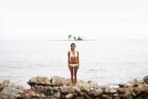 Mulher de banho de pé na praia em Las Galeras, Samana Peninsula, República Dominicana . — Fotografia de Stock