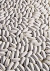 Weiße ovale Tabletten mit Vitaminpräparaten, Vollformat. — Stockfoto
