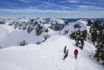 Чоловічий альпініст на саміті Snoqualmie піку в каскади хребет гір у штаті Вашингтон, США. — стокове фото