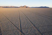 Marcas de neumáticos y pistas en la superficie de la bandeja de sal playa del desierto de Black Rock, Nevada . - foto de stock