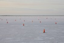 Cones de tráfego em curso de corrida em Bonneville Salt Flats, Utah, EUA — Fotografia de Stock