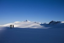 Zwei Skifahrer am Hang in bergiger Landschaft der Wapta-Querung in den felsigen Bergen, Kanada. — Stockfoto