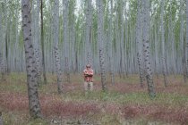 Homem em pé na floresta de choupos em Oregon, EUA . — Fotografia de Stock