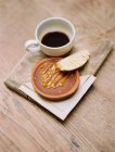 Fetta di pane, miele e tazza di caffè in tavola . — Foto stock