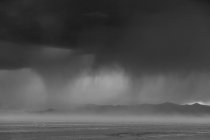 Nuvens de tempestade e céu escurecido sobre Bonneville Salt Flats, Utah, EUA . — Fotografia de Stock