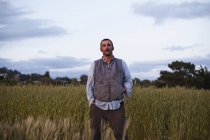 Чоловік, що стоїть у сфері вирощування зернових культур в Санта-Круз, Каліфорнія, США. — стокове фото